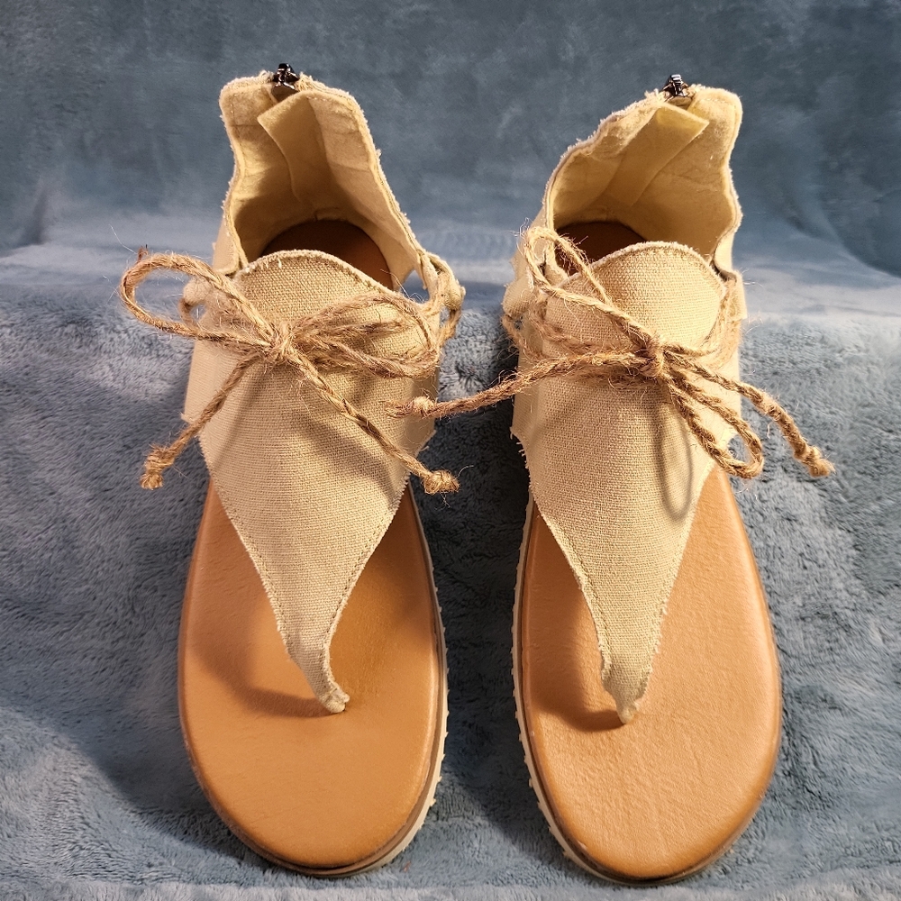 NWOT!! Lace-Up Casual Canvas with Back Zipper Khaki Flat Sandals Size 11